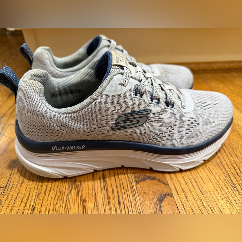 Skechers Men’s D'LUX Walker Light Gray and Navy Sneakers Sz 9.5